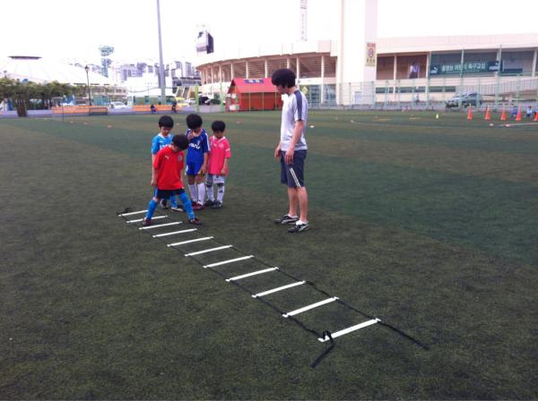 hmbacademy's tweet photo. 수원 홍명보어린이축구교실 보급반 수업 http://t.co/agV7BP5J