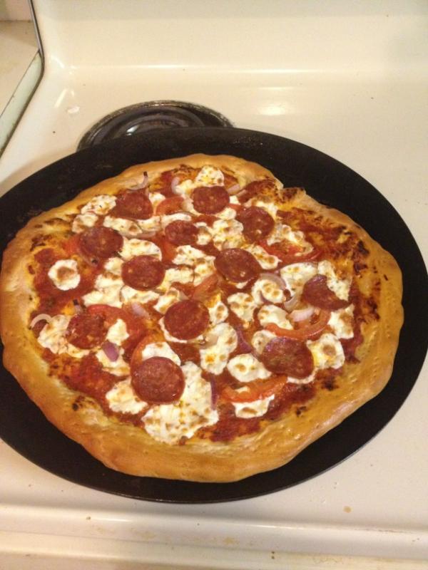 Kev_in_LTown's tweet image. #homemadeCrust #homemadeSauce #sopressata #freshMozz #RomaTomato #redOnion #deliciousness @DeeDoubleDub