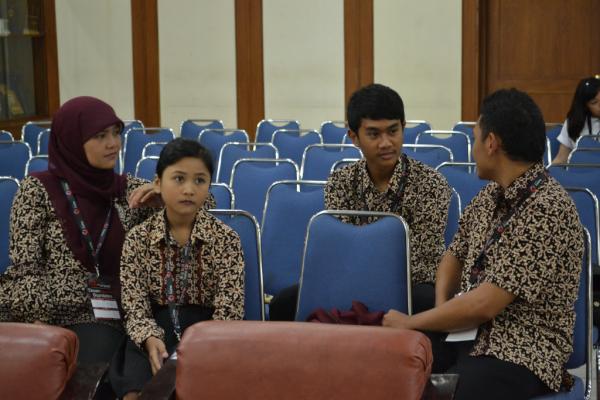 TEDxUnpad's tweet photo. Opening performance akan dipersembahkan oleh @s_motekar. Inilah mereka! http://t.co/YkC9dQij