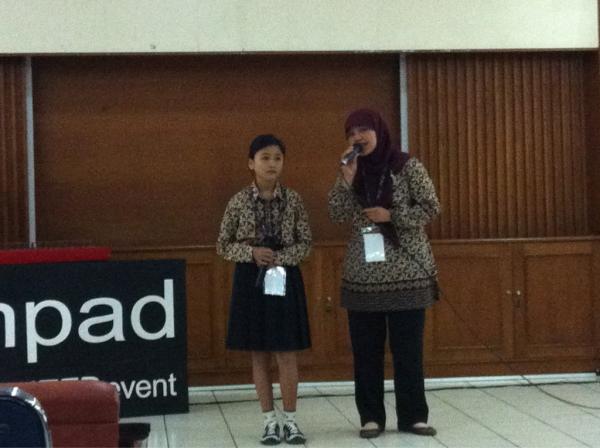 TEDxITB's tweet photo. #TEDxUnpad dibuka dengan kawihan kacapi Sunda. :) http://t.co/3HmreZs2