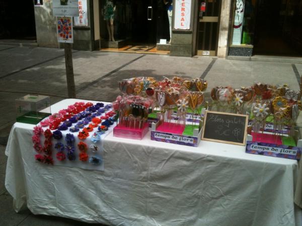 a la rambla <a href="/giroska/">kim quintana</a>  amb la  paradeta  col- laboreu comprant flors de feltre ajudant a l'associació contra el càncer