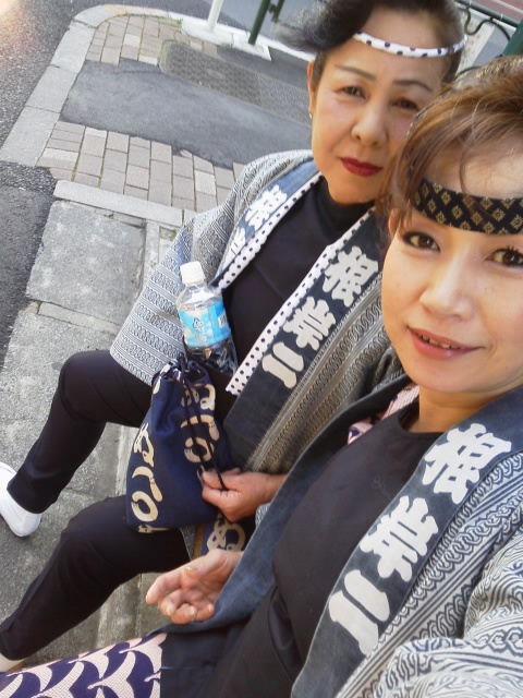 6時頃からお神輿でるよー(￣▽￣;)チョイ目が すわりぎみ？ http://t.co/wJD5jVok