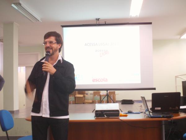 acessalegal's tweet photo. Lanç. do @acessalegal para escolas do Pq Sto Antônio, na DE Sul 2. Foto: Claudemir Viana, coord. do @acessalegal. http://t.co/rwbEy4uZ