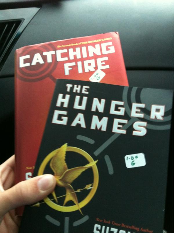 Hunterjacobs10's tweet image. Garage sales with @BrianaGilbert  and found these for $2 #cheap #Idontread