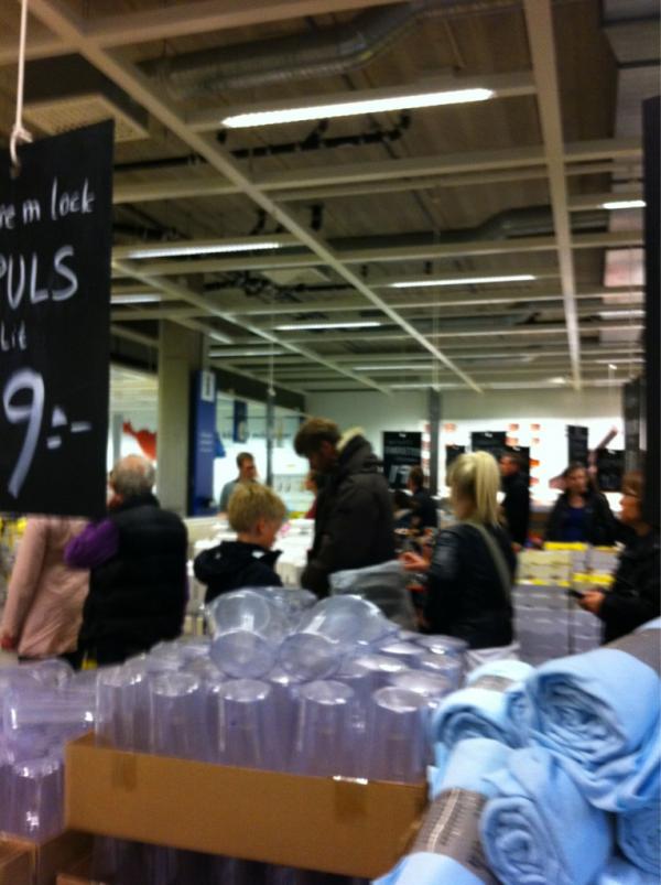 Beritekman's tweet photo. Ikea en regnig lördag .. Inte kul.. http://t.co/ipbWsqQg