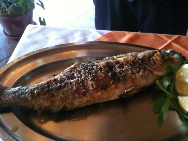 DecanterRadio2's tweet photo. Il pesce di mare e' cosa rara, ma buona!!!! http://t.co/ZcwvnCQV