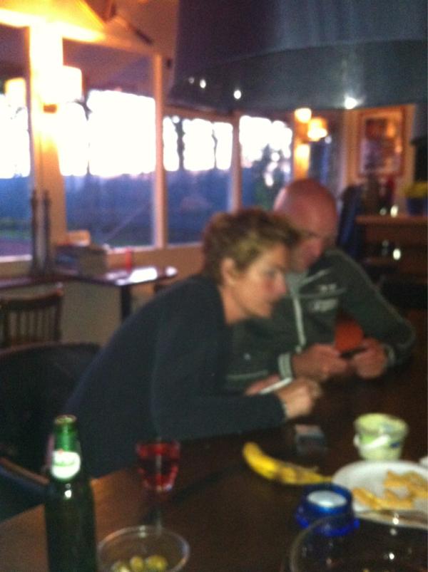 Twittercursus door <a href="/VakantieXpertsN/">VakantieXperts Noël</a> in de tenniskantine 'onder invloed' #gaatgoed
