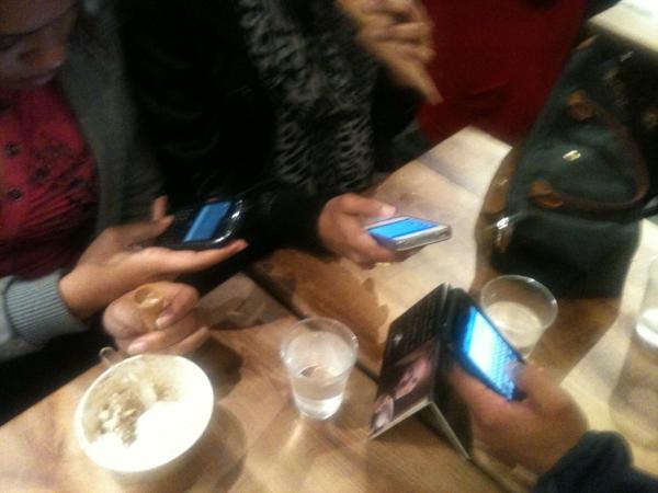 Nay_Pacane's tweet image. On est censé déguster nos glaces.. Non non @doudoune_sekely @Bibine_Lor @JBBayliX !! #tweetaddict