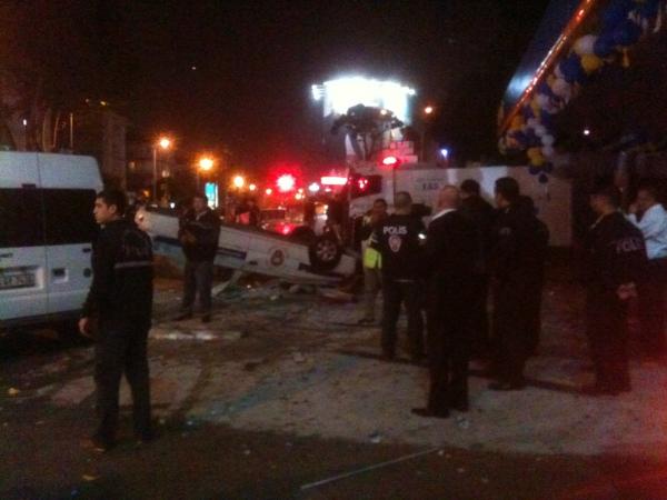 Caddede son durum : Opet yanıyor.2 polis arabası ters cevrilip yakılmış :D