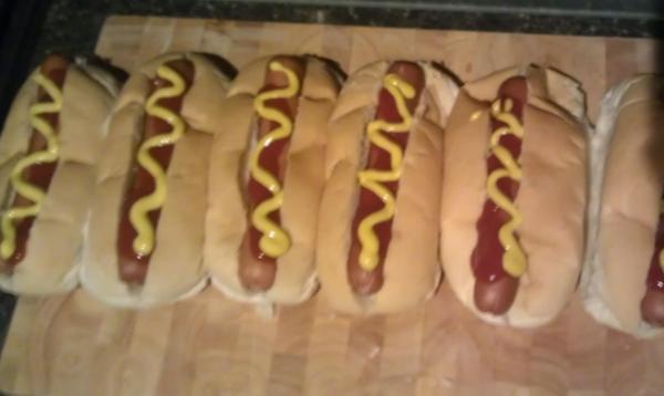 pdeakin01's tweet photo. @nicjohno13 @streff48 a #hotdogSATURDAY that @dwb6677 would be proud of!!! http://t.co/oaPTccph