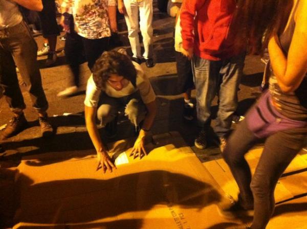 juanlusanchez's tweet photo. Aparecen los cartones para "enmoquetar" el centro de la plaza. #12mmad Foto: http://t.co/GB6vQnP8