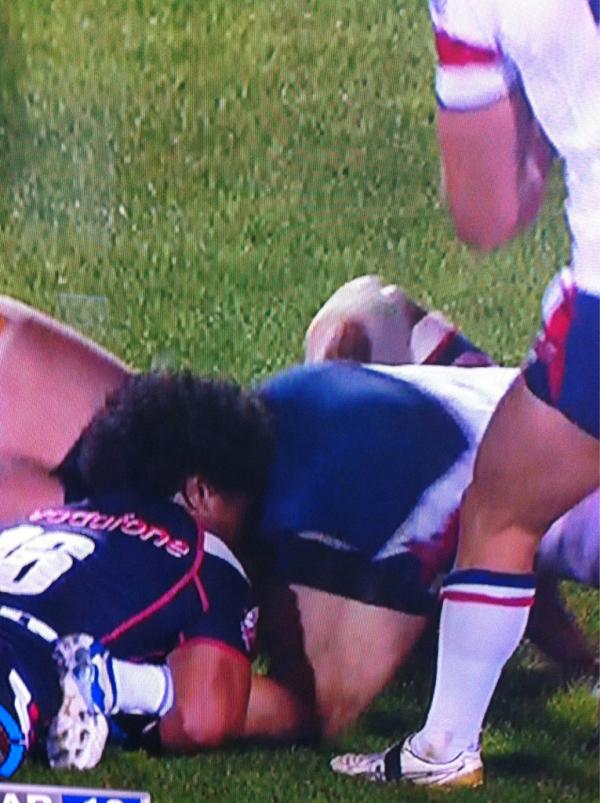 ManuVatuvei's tweet photo. “@FeletiMateo: In the face!!!!!! @LowCeee @Russell_Packer @ManuVatuvei @BenMatulino @krisnan_inu http://t.co/x7NVuJGx” #LaughingHardout😂😂
