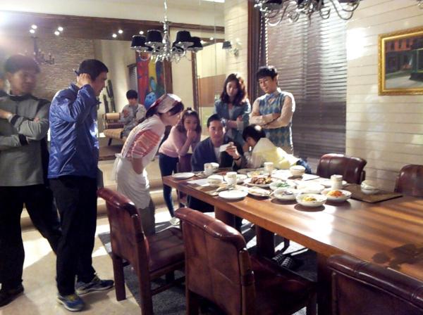 applechaji's tweet photo. 지금도 한창 바보엄마 촬영중입니다. 촬영중에 잠시 본방시청중! http://t.co/VsKRzJ8G