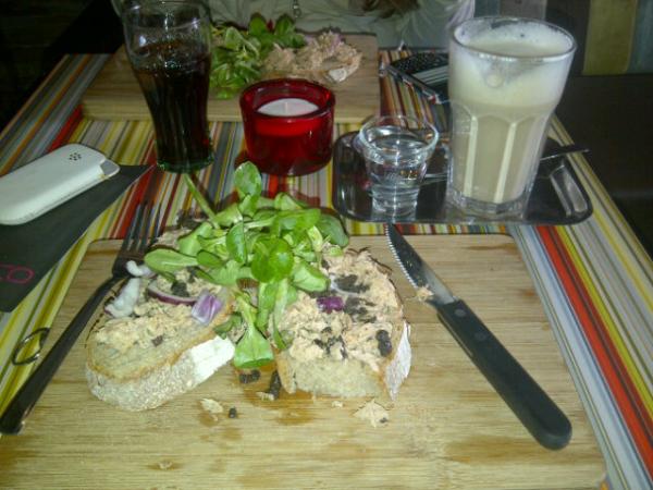 SarahvdStelt's tweet image. @sterrevdstelt helpen met examen maatschappijleer onder het genot van een heerlijke lunch @espressobarhugo