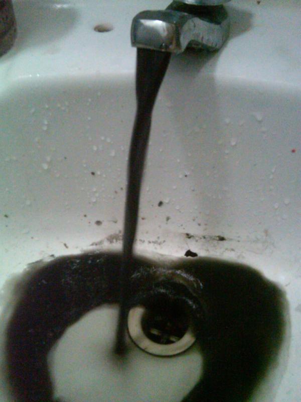 willyalg's tweet image. Así salio el agua en Conj.Res. Araguaney (Valencia) hoy en horas de la mañana. @IzarraDeVerdad