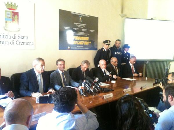 samlamaro's tweet photo. Conferenza stampa a Cremona sulla nuova operazione contro il #calcioscommesse http://t.co/5bYW1xwT