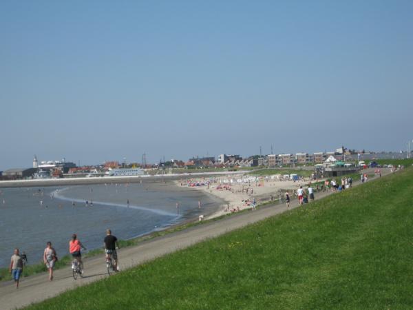 CampingZeehoeve's tweet photo. #Camping De Zeehoeve. Veel drukte op het #strand in #Harlingen http://t.co/pD1871ps