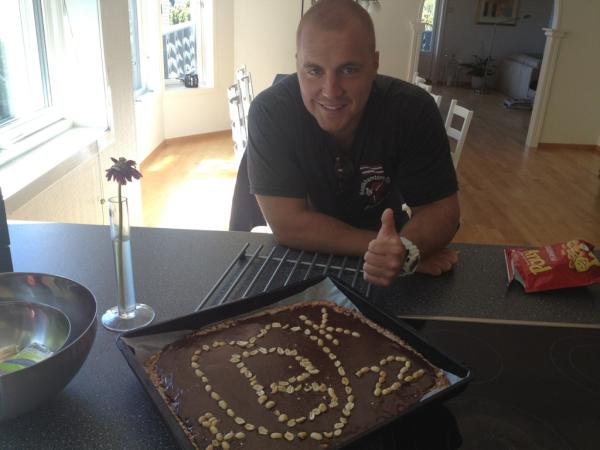 benebra's tweet photo. Kristian e fornøyd med kakepynten http://t.co/AiAN344j