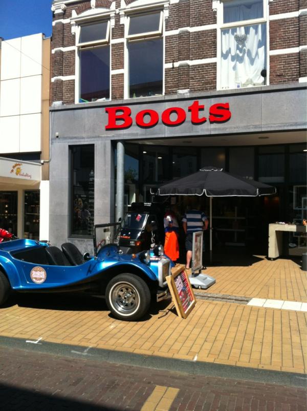 Welkom in Assen bij #hetnieuweshoppen ! Heerlijke koffie van Kaldi bij Boots Assen! Vanmiddag aan de prosecco!