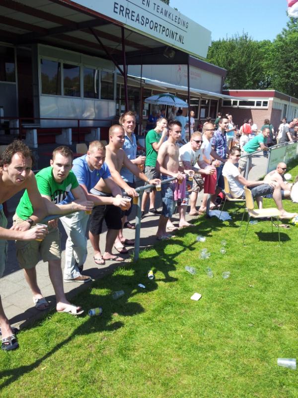 TomVosse's tweet photo. @VincentEngels gezelligheid kent geen tijd http://t.co/6fyyKXpM