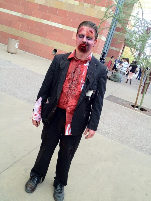 ZombieChrisGore's tweet photo. Aaaaaaaaaaah. Aw. My lunch turned into my new friend!  Aaaaaaaaaaah. #PhoenixComicCon #phxcomiccon #phxcc http://t.co/Z8h1Pxfr