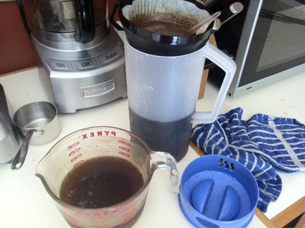 AmandasDish's tweet image. Brewing iced coffee. So easy. Hope it's good! #homeexperiment