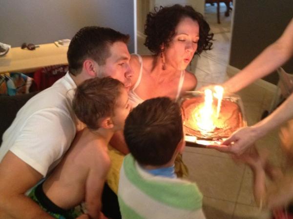 MorganStephens3's tweet photo. Our friends Brett and Melissa blowing out the candles to their anniversary cake. Congrats! #goodtimes #yummycake http://t.co/tf9I0uvf