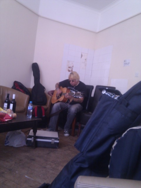 asboretards's tweet photo. Charlie Harper tuning a 12 string acoustic #eurovision. http://t.co/ttHglGvp