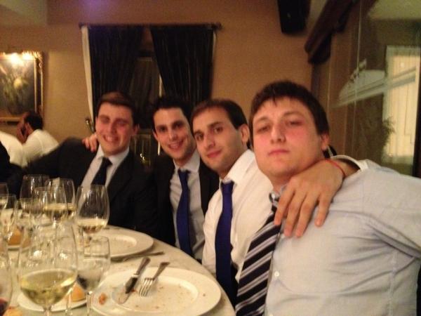 JLopezLarraya's tweet photo. Cenita con los grandes! @JLopezLarraya @iurbon @maiso90 http://t.co/oJjzd0UV