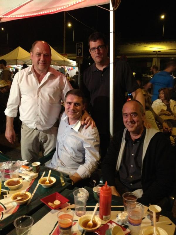 FeriorMiR's tweet photo. El @grupgetback a les Barraques de la Festa Major de Montcada http://t.co/Ul7WMo0s
