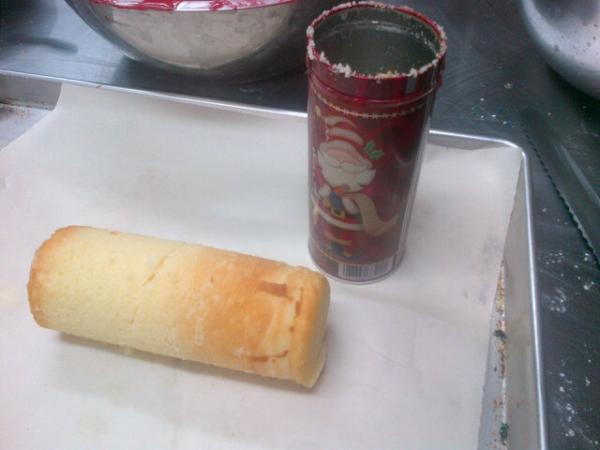 Investmentbaker's tweet photo. I baked this cake in this can! http://t.co/n6gby6xn