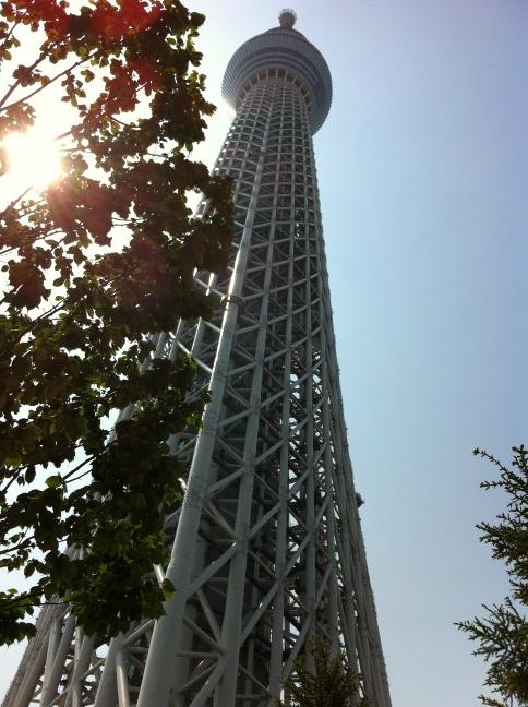 komattea's tweet photo. スカイツリーなう。
こんだけ近いと逆に見づらい件。 http://t.co/PS1RXj7F