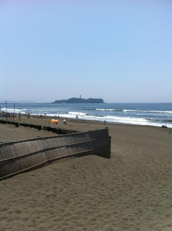 hirosi's tweet photo. 湘南はサーファーのが沢山居るな http://t.co/SdcfRJjt