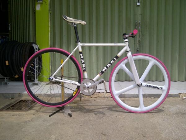 TeddyFix's tweet photo. FS: fullbike 5,7jt include ongkir titip @FixieBikeMarket @Laspasik @SKPTNG @BanjarmaFix @M2MFixedgear @bukalapak http://t.co/SGkxSDsW