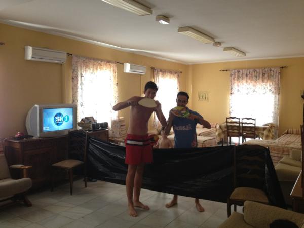 chapi6josemar's tweet photo. Esto es un descontrol jugamdo al tenis en casaa oju ojuu @Carballoutrera http://t.co/nYjbtRyn