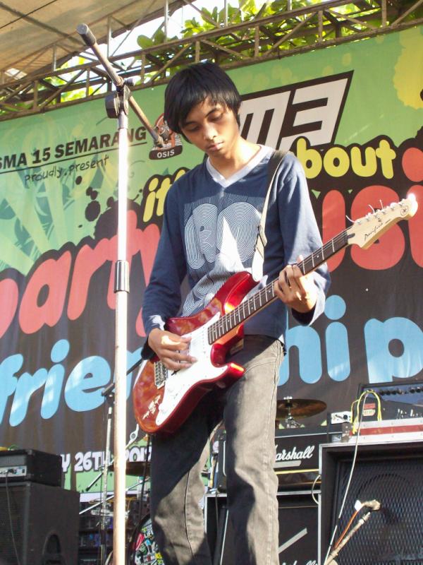 GET_ELLYband's tweet photo. gitar melody ---> fadhil http://t.co/ANEsRxop