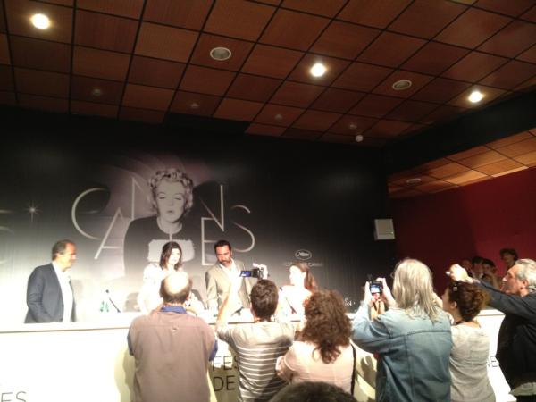 allocine's tweet photo. CP #theresedesqueyroux : Gilles Lellouche plaisante 'Merci d être venus aussi nombreux!' #Canne2012 http://t.co/N6GgnqpU