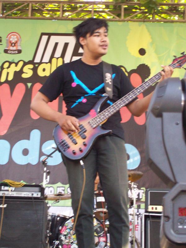 GET_ELLYband's tweet photo. bass @adiYSFN http://t.co/pOTKFTpq