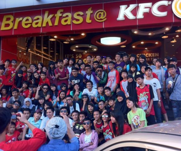 myLASTCHILD's tweet photo. Thx @KFCINDONESIA kelapa gading boulevard &amp; LF yg udh dtg..Yuk lgs cuus ke #IM3FunFest di La piazza! http://t.co/YzCnHjQ3