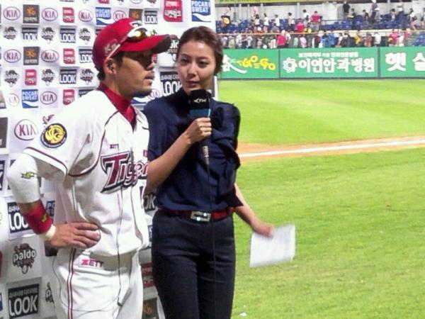 어떤부분이 그렇게 안되던가요~ 라는 질문에 정말 진심을 담아 그간의 심경을 이야기해준 이용규선수. 야구를 향한 이용규의 선수의 열정이 느껴집니다. 앞으로 이 기세를 몰아 쭉쭉 파이팅!!