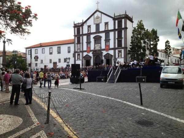jfpestana's tweet photo. Orquestra de Bandolins da Madeira dá concerto na Praça do Município. http://t.co/wwQ8ydd3