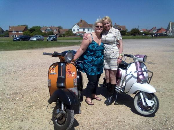 RBSCScooterClub's tweet photo. Trappie and Nicky on the beach with Tigger and Lilly! http://t.co/cvHYnFtq
