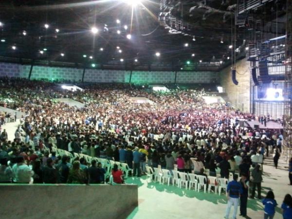 PastorCashLuna's tweet photo. En el primer servicio especial en la construcción de Ciudad de Dios #DiaDeFe http://t.co/faGPRJLO