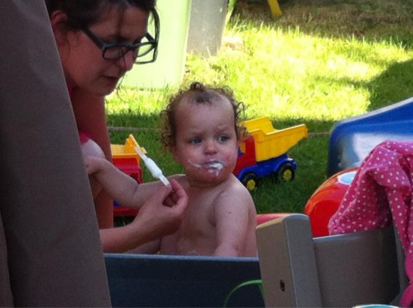 MarcelAben1's tweet photo. Hoe eet ik een #ijsje: les 1, gezakt! http://t.co/vPsQcg5p