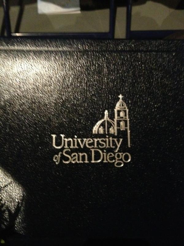 alex_ching14's tweet image. Much mahalos @uofsandiego! Chee! #class2012!
