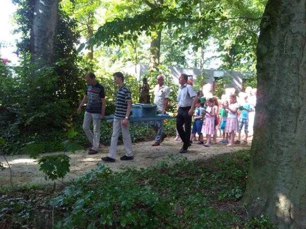 CupHarbers's tweet photo. Maria staat nu weer veilig op haar plaats in de kapel, half Renkum heeft van de opening gehoord ☺ http://t.co/fkP1lFRW