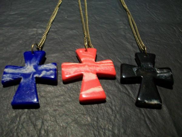 FlorenceArthaut's tweet photo. Collares cruz $35 http://t.co/qPlIpprv