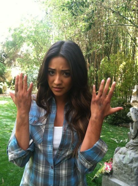 I. Marlene King on Twitter: &ldquo;Why is Em so dirty? http://t.co/pL7n8mJI&rdquo;