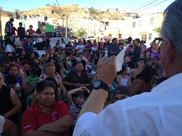 RamonGuzman2012's tweet photo. Con vecinos de la Calle  Circuito Jardín,   de la Colonia Conjunto Jardín. http://t.co/1vxydZZs