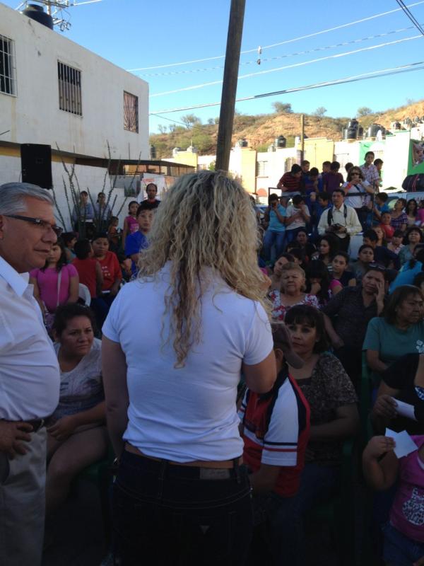 RamonGuzman2012's tweet photo. En plena campaña  en la Colonia Conjunto Jardín, con más de 350 personas que escuchan mi proyecto. http://t.co/AsKVnWCf